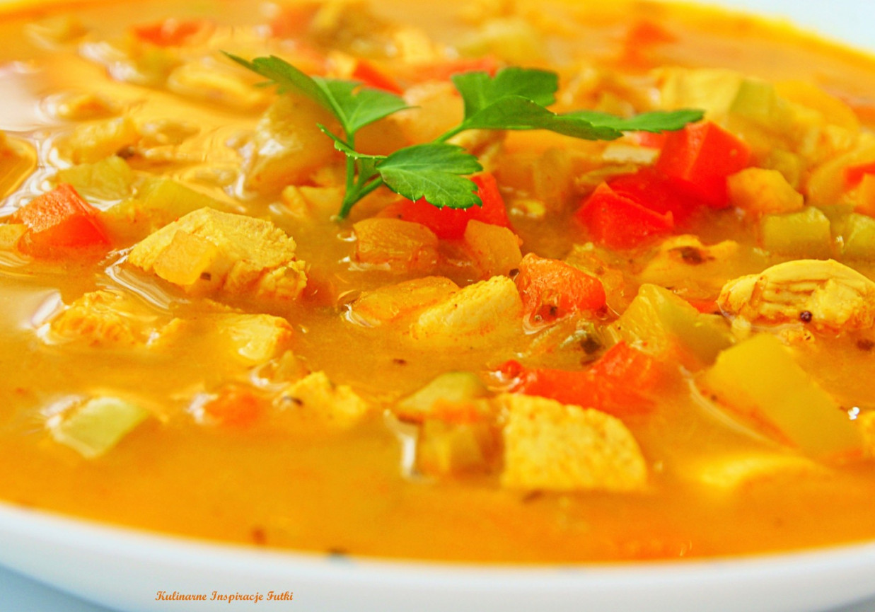 Paprykowa zupa curry z kurczakiem foto