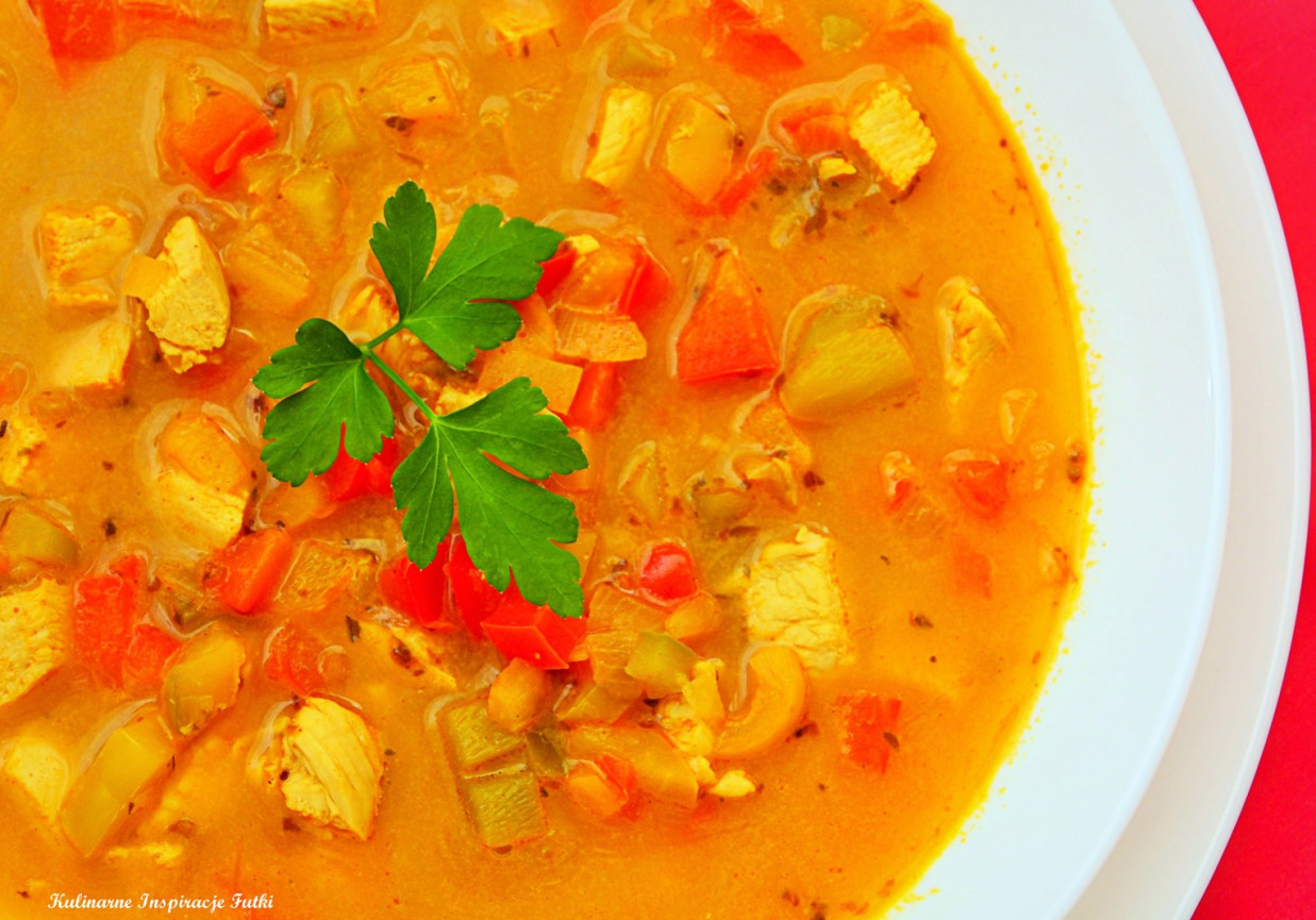 Paprykowa zupa curry z kurczakiem foto