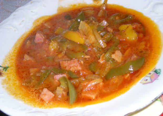 Fotografia przedstawiająca paprykowa zupa