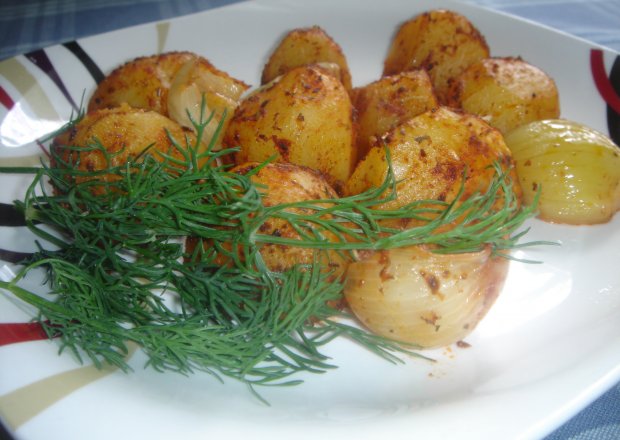 Fotografia przedstawiająca Paprykowe ziemniaczki z cebulką