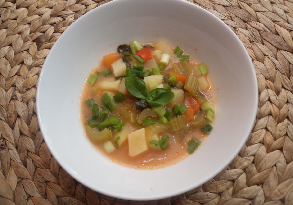 Paprykowo-selerowa zupa -zaserwowana z cebulką zieloną :) foto