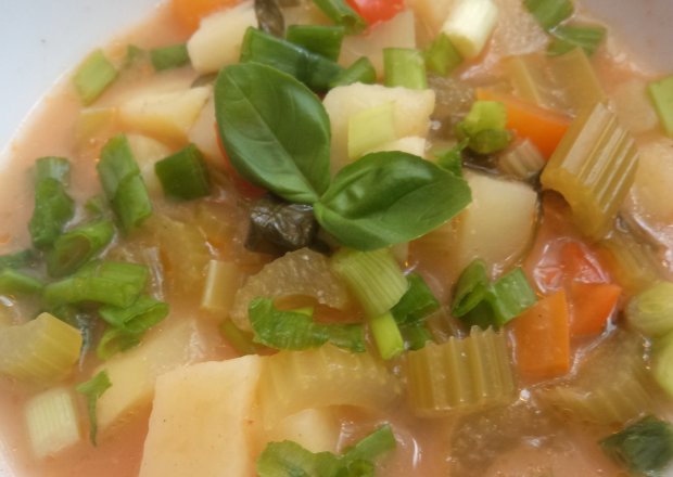 Fotografia przedstawiająca Paprykowo-selerowa zupa -zaserwowana z cebulką zieloną :)