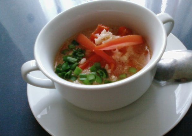 Fotografia przedstawiająca Paprykowo-pomidorowa zupa z ryżem.
