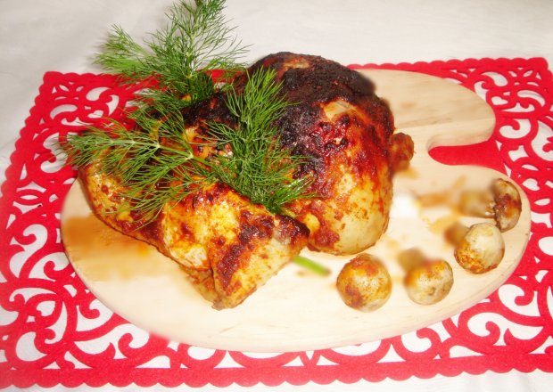 Fotografia przedstawiająca Paprykowy kurczak pieczony z pieczarkami