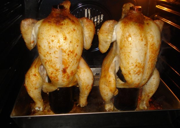 Fotografia przedstawiająca para kurczaków na butelkach