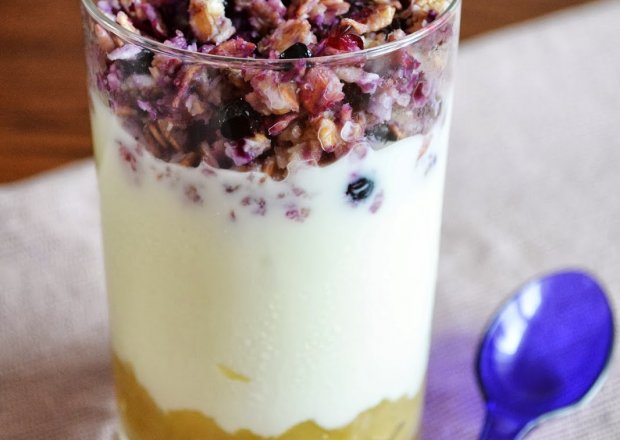 Fotografia przedstawiająca Parfait czyli deser na śniadanie z jogurtem, jagodami i suszoną żurawiną