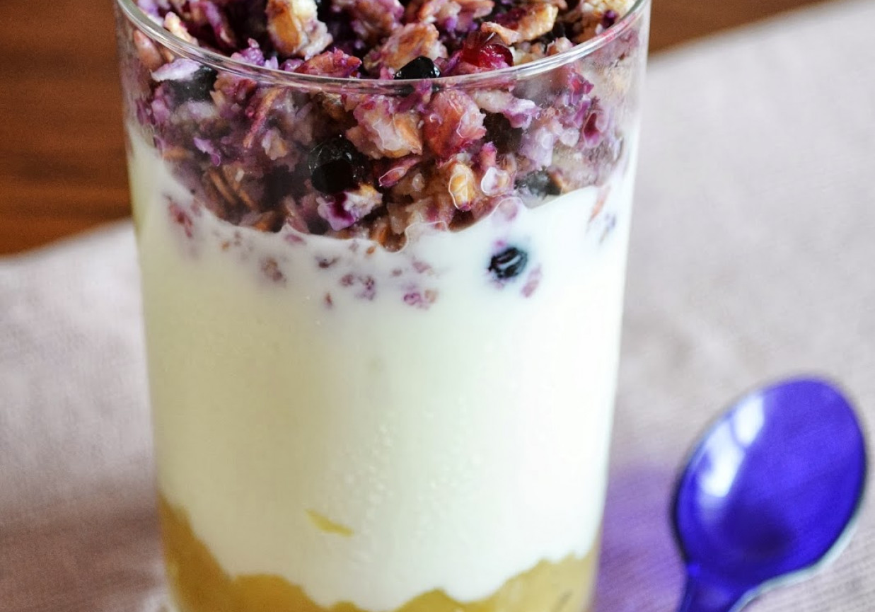 Parfait czyli deser na śniadanie z jogurtem, jagodami i suszoną żurawiną foto