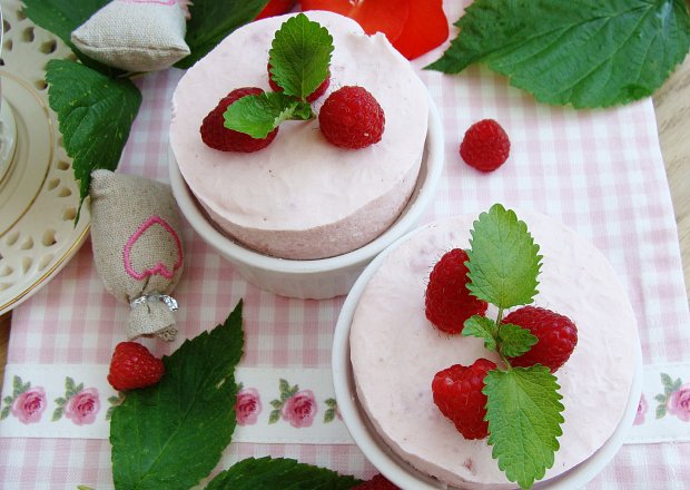Fotografia przedstawiająca Parfait jogurtowe z malinami