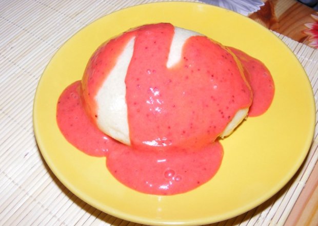 Fotografia przedstawiająca Parowańce z sosem truskawkowym