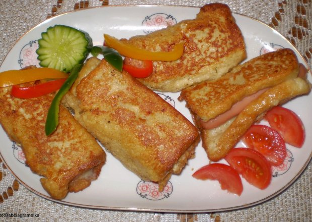 Fotografia przedstawiająca Paróweczki zapiekane w chlebie tostowym :