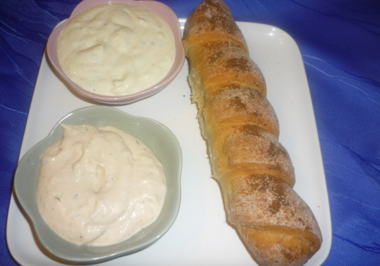 Parówki w cieście pizzowym foto