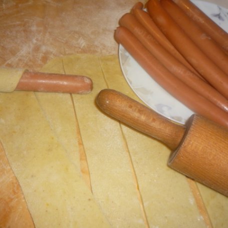 Krok 3 - Parówki w cieście pizzowym foto
