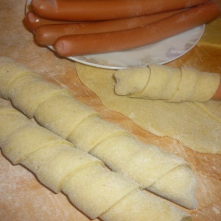 Krok 4 - Parówki w cieście pizzowym foto