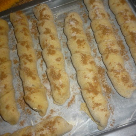 Krok 5 - Parówki w cieście pizzowym foto