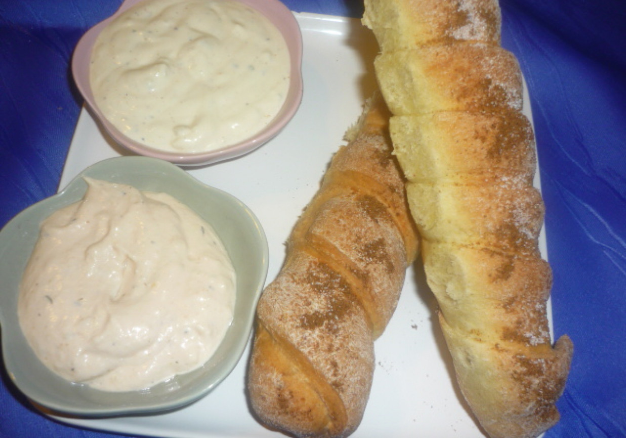 Parówki w cieście pizzowym foto