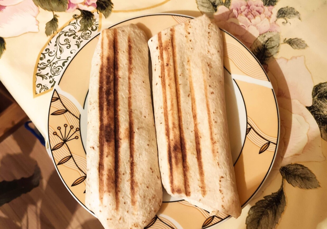 Parówki jalapeno zapiekane w tortilli foto