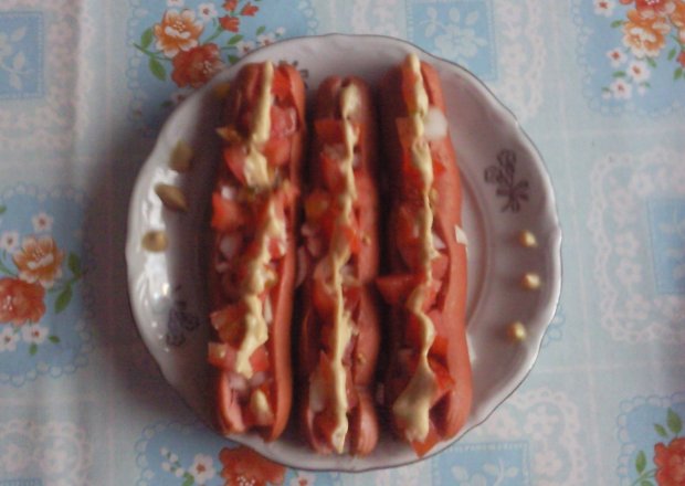 Fotografia przedstawiająca Parówki nadziewane pomidorem, cebulą oraz oscypkiem