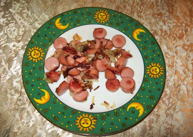 Fotografia przedstawiająca Parówki smażone z cebulą i czosnkiem