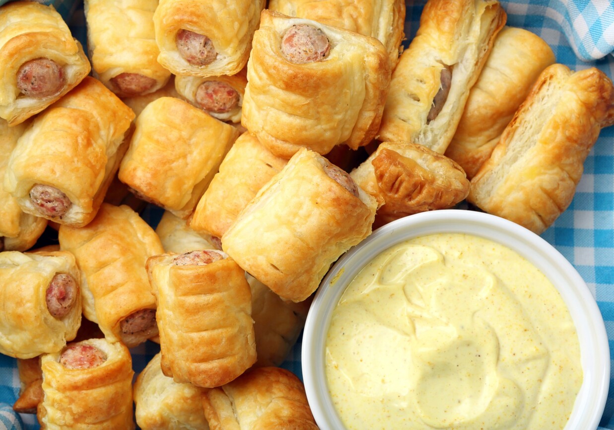 Parówki w cieście francuskim z ostrą musztardą foto