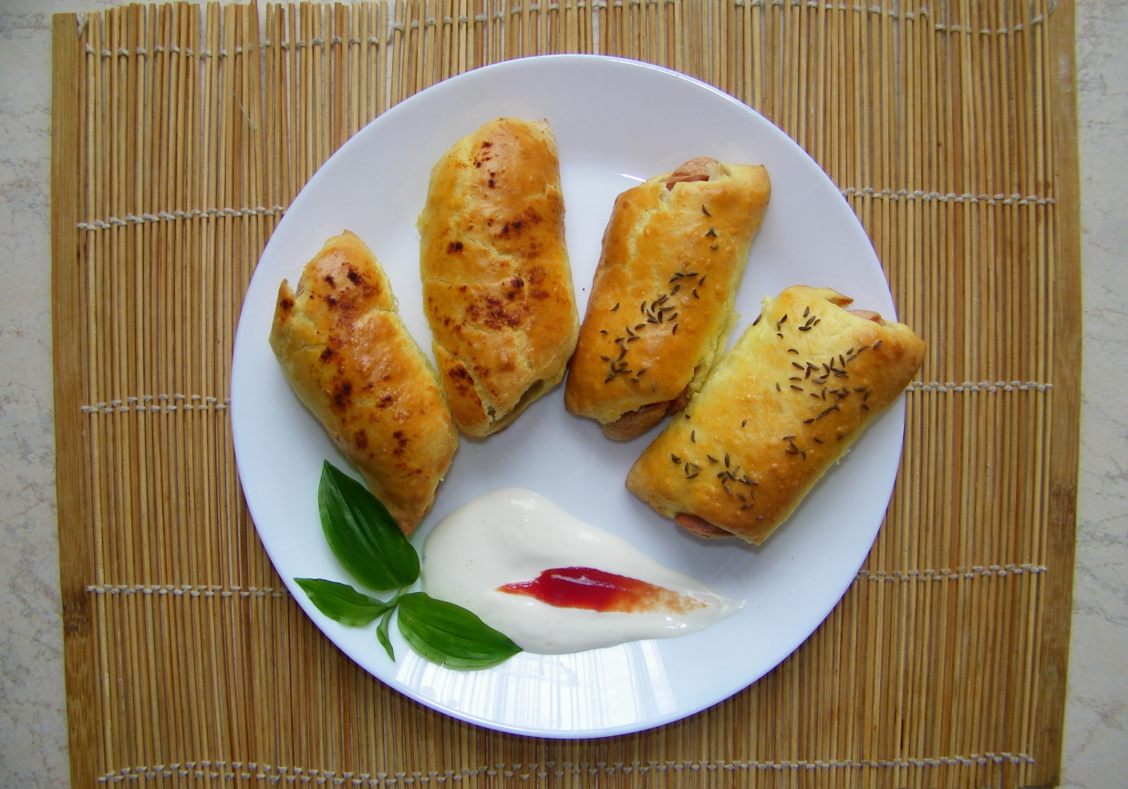 Parówki w cieście krucho-drożdżowym foto