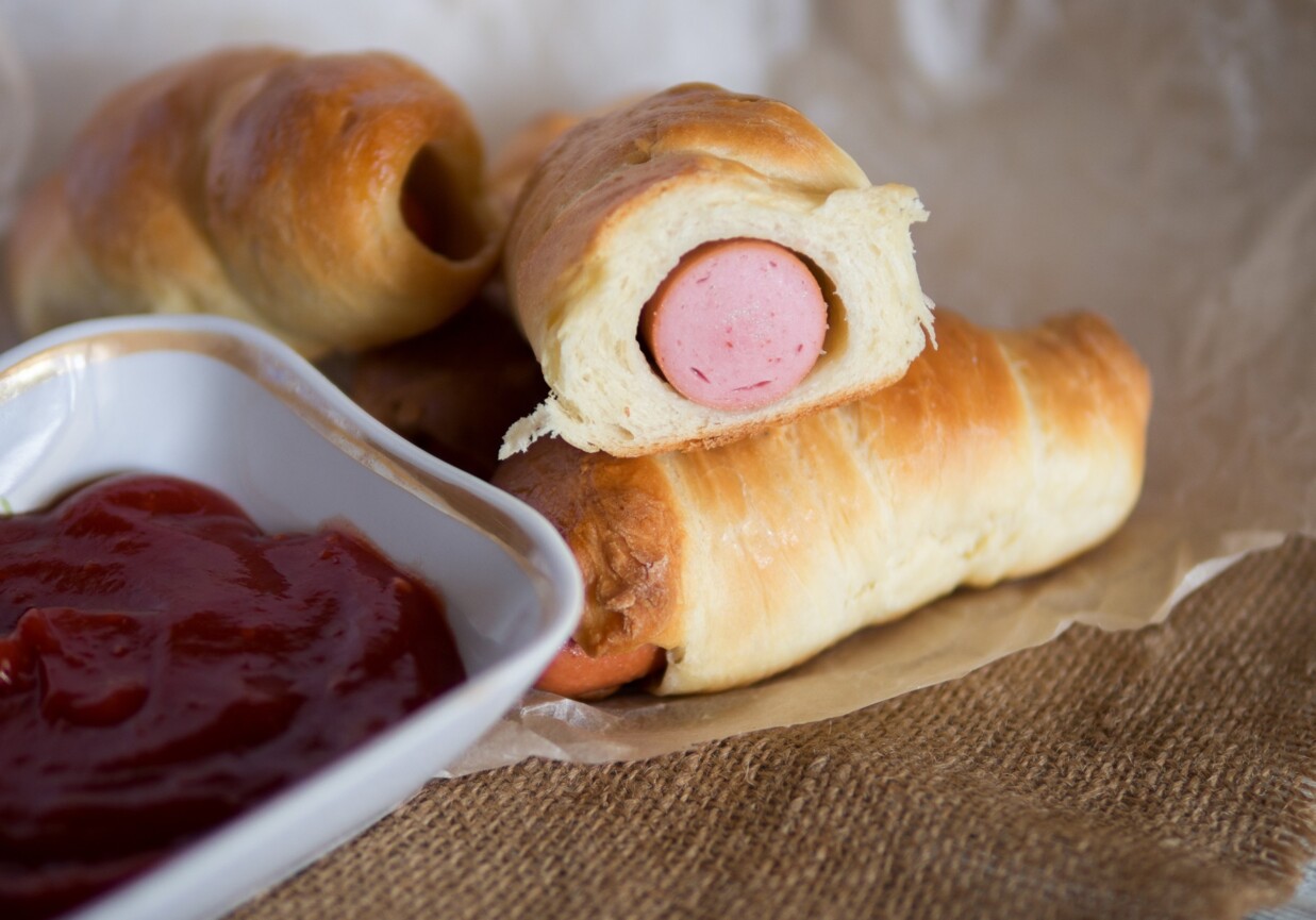 Parówki w cieście pizzowym foto