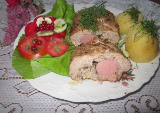 Fotografia przedstawiająca Parówki w mięsie z młodymi ziemniaczkami