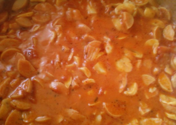Fotografia przedstawiająca Parówki w sosie pomidorowym z pieczarkami