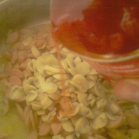 Krok 3 - Parówki w sosie pomidorowym z pieczarkami foto
