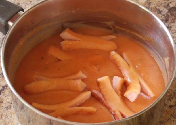Fotografia przedstawiająca Parówki w sosie pomidorowym