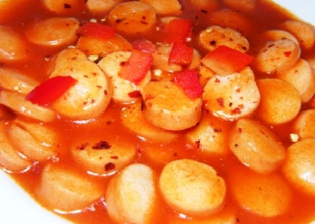 Fotografia przedstawiająca parówki w sosie pomidorowym
