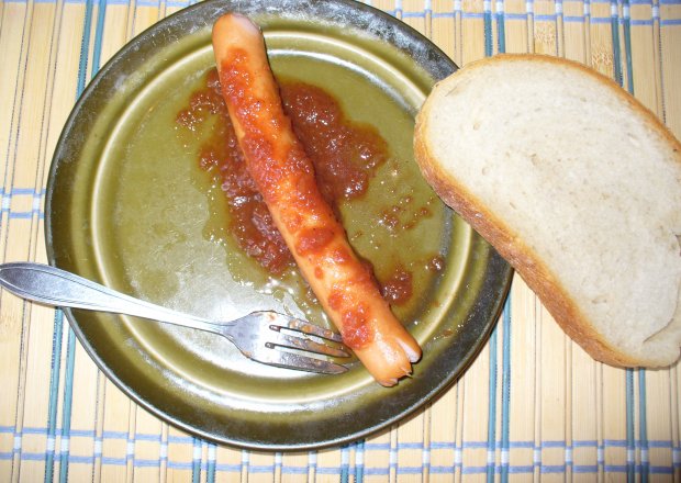 Fotografia przedstawiająca Parówki  z ketchupem  pikantnym