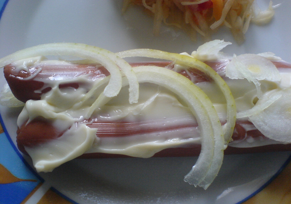 parówki z majonezem i cebulą oraz surówką foto