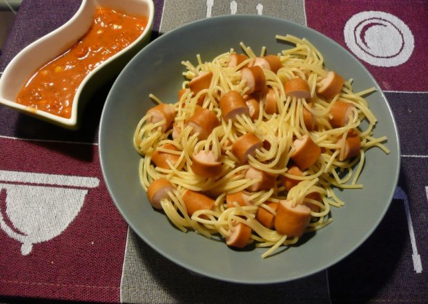 Fotografia przedstawiająca Parówki z makaronem i pomidorowym sosem