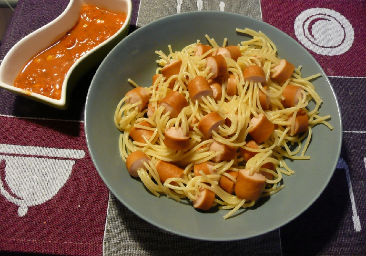 Parówki z makaronem i pomidorowym sosem foto