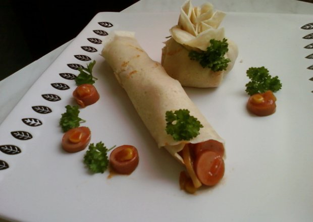 Fotografia przedstawiająca Parówki z sosem chińskim w naleśniku