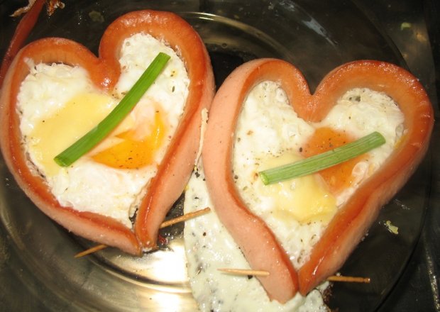 Fotografia przedstawiająca Parówki zapiekane z jajkiem