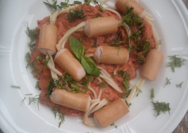 Fotografia przedstawiająca Parówkowe spagetti z sosem pomidorowym :)