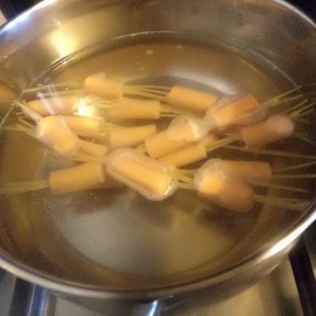 Krok 3 - Parówkowe spagetti z sosem pomidorowym :) foto