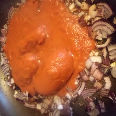 Krok 5 - Parówkowe spagetti z sosem pomidorowym :) foto