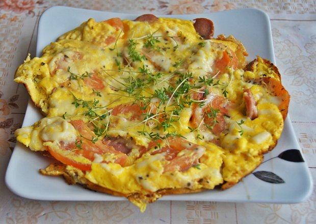 Fotografia przedstawiająca Parówkowy omlet z pomidorami i rzeżuchą