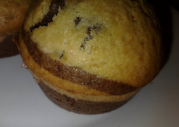 Fotografia przedstawiająca Pasiaste muffiny z konfiturą