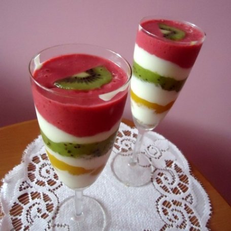Krok 3 - Pasiasty deser owocowo-jogurtowy foto
