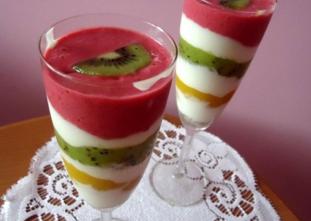 Fotografia przedstawiająca Pasiasty deser owocowo-jogurtowy