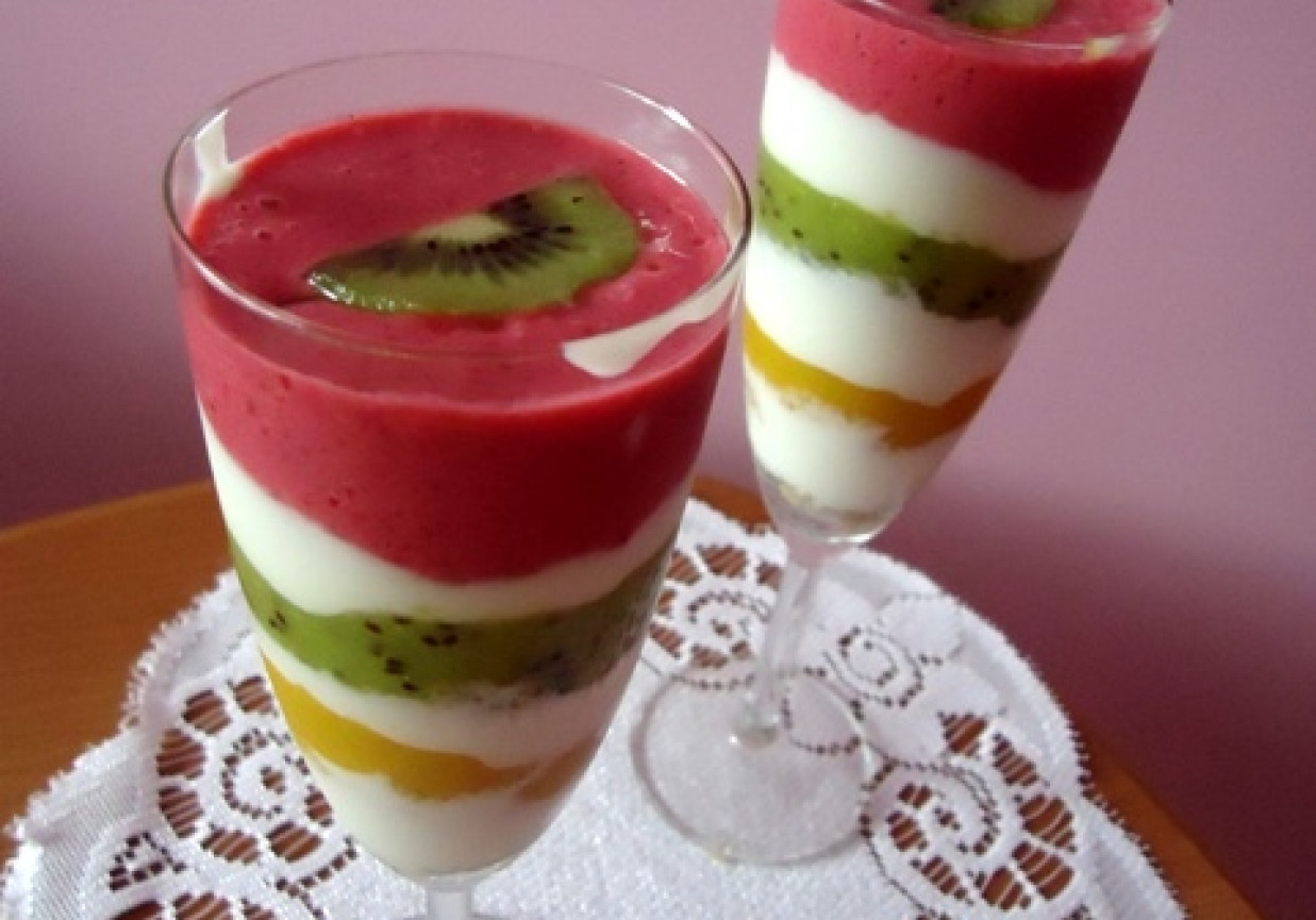 Pasiasty deser owocowo-jogurtowy foto