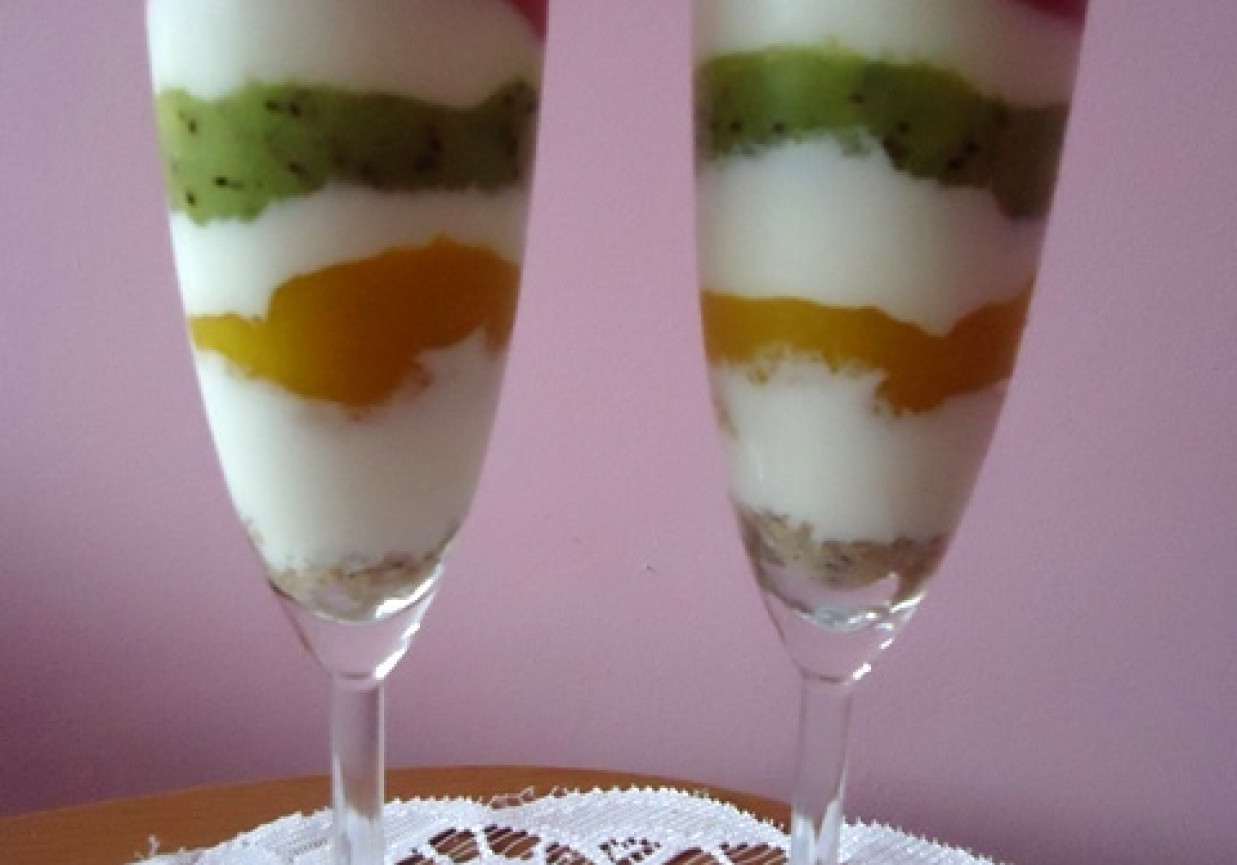 Pasiasty deser owocowo-jogurtowy foto