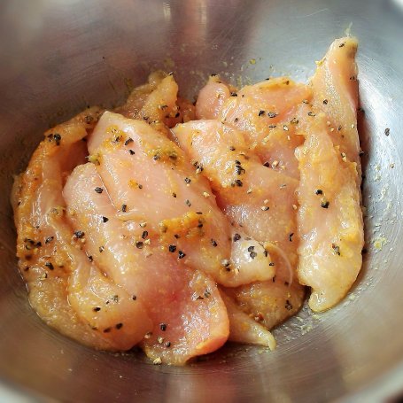 Krok 1 - Paski kurczaka w sosie szpinakowym foto
