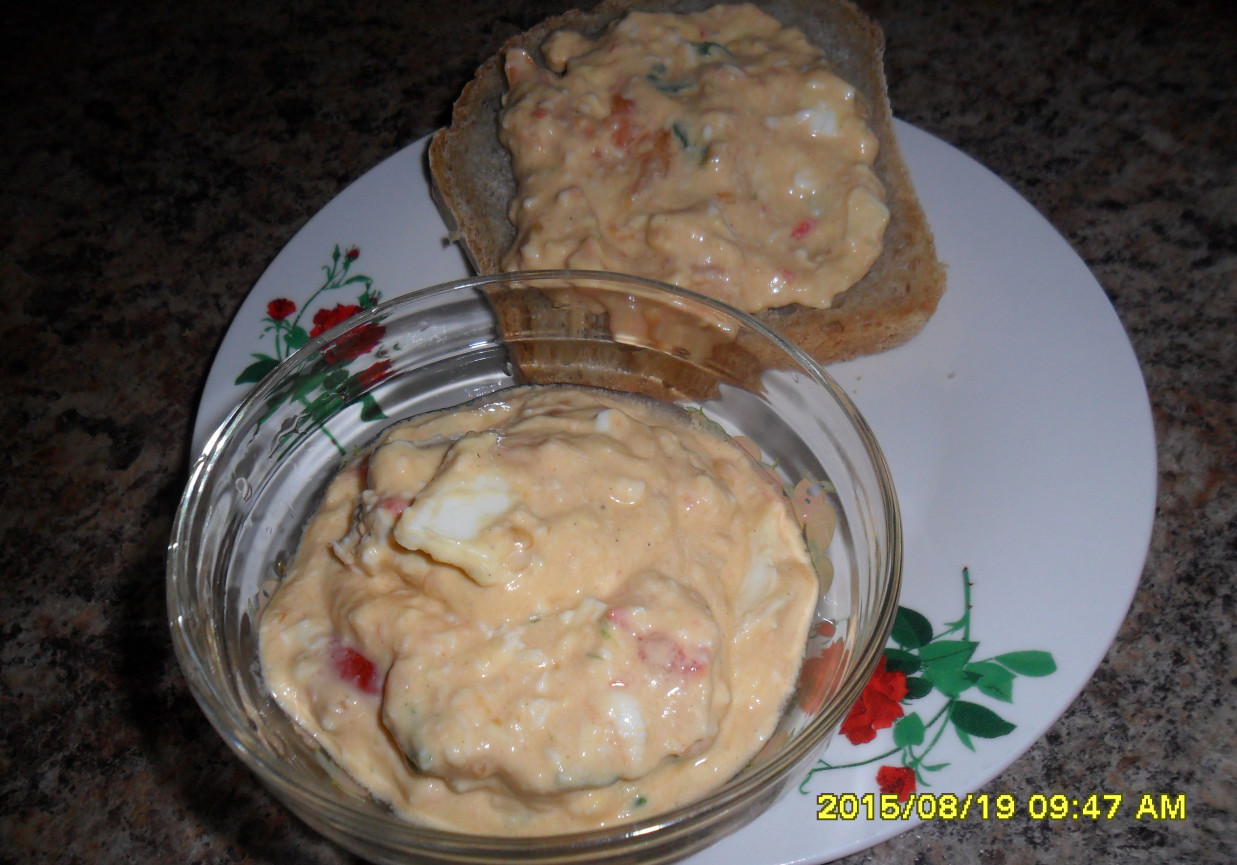 Pasta do chleba jajeczna z kolorowymi pomidorkami DoradcaSmaku.pl