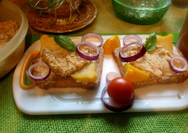 Fotografia przedstawiająca Pasta do  chleba  z  czerwonej  soczewicy  i mięsa drobiowego