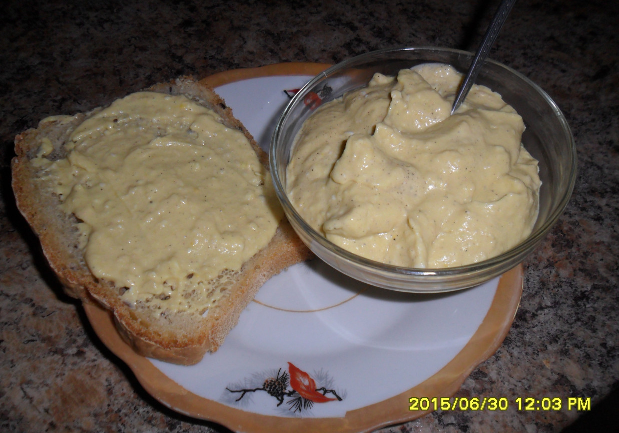 Pasta do chleba z fasolki i jajek  foto