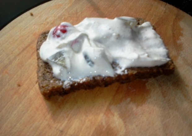 Fotografia przedstawiająca Pasta do chleba z kiszonego ogórka i papryki